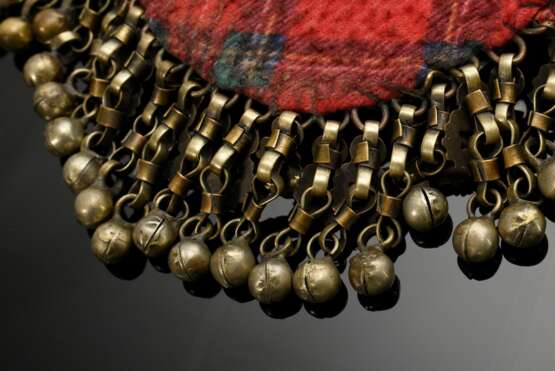 2 Diverse Teile afghanischer Choker und Stirnschmuck mit Glassteinen, Plättchen und Perlen auf Stoff aufgezogen, L. 25/18cm, Altersspuren (AF59/58) - фото 7