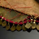 2 Diverse Teile afghanischer Choker und Stirnschmuck mit Glassteinen, Plättchen und Perlen auf Stoff aufgezogen, L. 25/18cm, Altersspuren (AF59/58) - фото 8