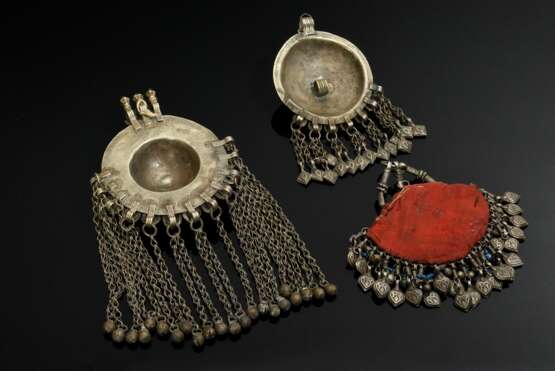 3 Diverse afghanische Anhänger: 1 auf Stoff aufgezogen mit Steinen, Perlen und Schellen sowie 2 gewölbte Scheiben mit diverse Applikationen und Steinen, L. 20/13/12,5cm (AF41,37,35) - photo 8