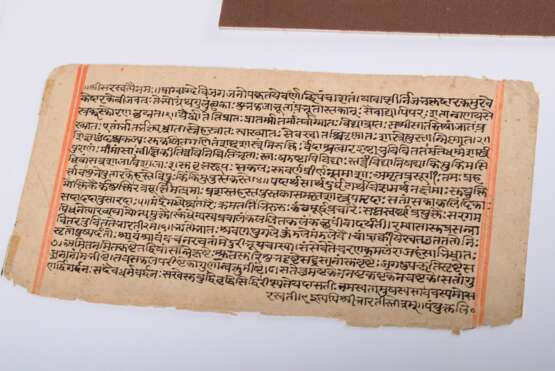 7 Diverse Teile: Indische Miniatur "Krishna" aus Handschrift, 18./19.Jh., Deckfarbenmalerei/Papier, beidseitig in Sanskrit beschriftet, im Passepartout montiert, ca. 10x10cm (m.PP. ca. 23,8x17,8cm) und 6 indisc… - Foto 2