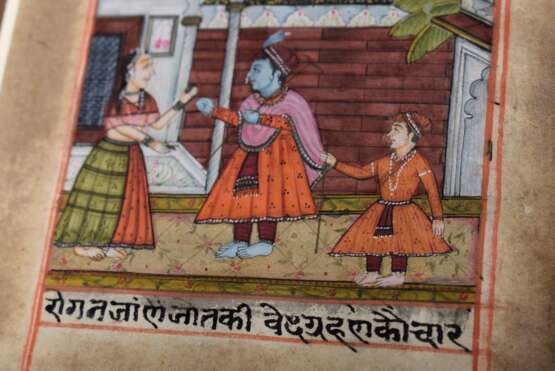 7 Diverse Teile: Indische Miniatur "Krishna" aus Handschrift, 18./19.Jh., Deckfarbenmalerei/Papier, beidseitig in Sanskrit beschriftet, im Passepartout montiert, ca. 10x10cm (m.PP. ca. 23,8x17,8cm) und 6 indisc… - Foto 8