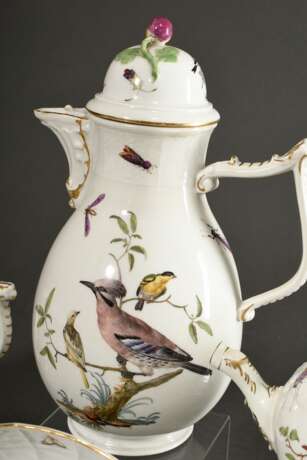 21 Teile Meissen Service mit polychromer „Vogel und Insekten“ Malerei auf Ozier Relief, um 1750, bestehend aus: 1 Kaffeekanne (H. 25cm, o. Rand rest.), 1 Teekanne (H. 12cm, Tülle rest.), 1 Mokkakanne (H. 16,5cm), 1 Teedo… - фото 7