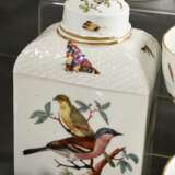 21 Teile Meissen Service mit polychromer „Vogel und Insekten“ Malerei auf Ozier Relief, um 1750, bestehend aus: 1 Kaffeekanne (H. 25cm, o. Rand rest.), 1 Teekanne (H. 12cm, Tülle rest.), 1 Mokkakanne (H. 16,5cm), 1 Teedo… - photo 9