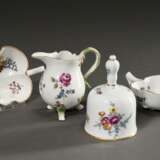 4 Teile Meissen mit polychromer „Holzschnittblumen“ Malerei, 18.Jh.: 2 Blattschalen (12x9cm, 1x rest.), 1 Milchkännchen mit Asthenkel (H. 10cm) und 1 Glöckchen (H. 12cm), best. - Foto 1