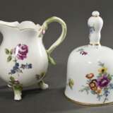 4 Teile Meissen mit polychromer „Holzschnittblumen“ Malerei, 18.Jh.: 2 Blattschalen (12x9cm, 1x rest.), 1 Milchkännchen mit Asthenkel (H. 10cm) und 1 Glöckchen (H. 12cm), best. - photo 2