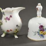 4 Teile Meissen mit polychromer „Holzschnittblumen“ Malerei, 18.Jh.: 2 Blattschalen (12x9cm, 1x rest.), 1 Milchkännchen mit Asthenkel (H. 10cm) und 1 Glöckchen (H. 12cm), best. - фото 3