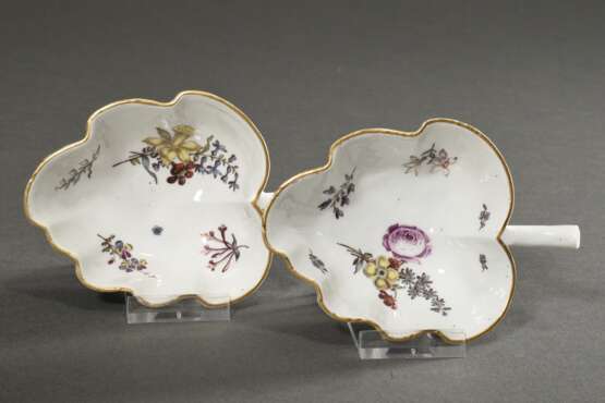 4 Teile Meissen mit polychromer „Holzschnittblumen“ Malerei, 18.Jh.: 2 Blattschalen (12x9cm, 1x rest.), 1 Milchkännchen mit Asthenkel (H. 10cm) und 1 Glöckchen (H. 12cm), best. - photo 5