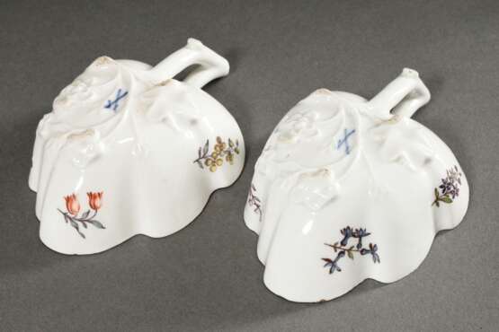 4 Teile Meissen mit polychromer „Holzschnittblumen“ Malerei, 18.Jh.: 2 Blattschalen (12x9cm, 1x rest.), 1 Milchkännchen mit Asthenkel (H. 10cm) und 1 Glöckchen (H. 12cm), best. - photo 7