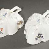 4 Teile Meissen mit polychromer „Holzschnittblumen“ Malerei, 18.Jh.: 2 Blattschalen (12x9cm, 1x rest.), 1 Milchkännchen mit Asthenkel (H. 10cm) und 1 Glöckchen (H. 12cm), best. - photo 7