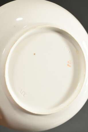 8 Diverse frühe Porzellan Teile mit feiner polychromer Blumenmalerei, 1. Hälfte 18.Jh., bestehend aus: 2 Kaffeekännchen (H. 15,5/19cm, Pressmarke, Tülle, Standring und Henkel best.) und 4 Kaffeetassen/UT (H. 6cm) von Nym… - photo 24