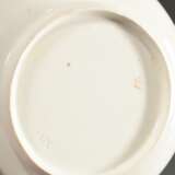 8 Diverse frühe Porzellan Teile mit feiner polychromer Blumenmalerei, 1. Hälfte 18.Jh., bestehend aus: 2 Kaffeekännchen (H. 15,5/19cm, Pressmarke, Tülle, Standring und Henkel best.) und 4 Kaffeetassen/UT (H. 6cm) von Nym… - Foto 24