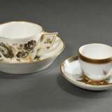 2 Diverse Meissen Tassen: 1 Marcolini Teetasse/UT mit eckigem Henkel und Grisaillemalerei mit Goldstaffage "Rosen" (um 1800, H. 5cm) und 1 Mokkatasse/UT mit polychromer Bemalung "Liebespaar" zwischen … - photo 2