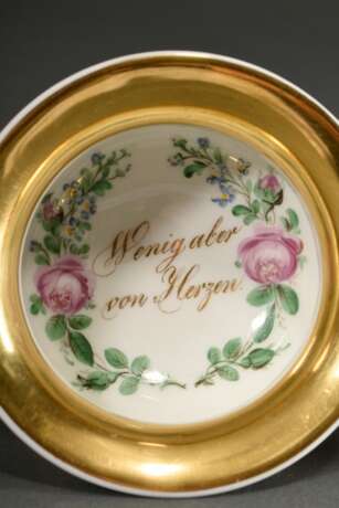 Biedermeier Freundschaftstasse/UT mit Spruch im Spiegel "Wenig aber von Herzen" und Blumenmalerei auf rosé Fond mit Goldrändern, um 1840/1850, H. 7,3cm, berieben - photo 4