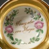 Biedermeier Freundschaftstasse/UT mit Spruch im Spiegel "Wenig aber von Herzen" und Blumenmalerei auf rosé Fond mit Goldrändern, um 1840/1850, H. 7,3cm, berieben - Foto 4