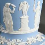 2 Diverse Teile Wedgwood Jasperware mit klassischen Bisquitporzellan Reliefs auf hellblauem Fond: Deckelamphore mit seitlichen Henkeln auf Rundfuß (H. 22cm) und klassische Kratervase (H. 16cm), England 19.Jh. - фото 3