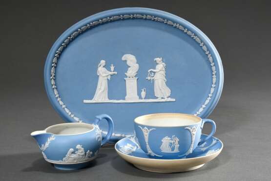 3 Diverse Teile Wedgwood Jasperware Solitaire mit klassischen Bisquitporzellan Reliefs auf hellblauem Fond: Tasse/UT (H. 5cm), Kännchen (H. 6cm) und ovales Tablett (26,5x20cm), England 19.Jh. - Foto 1