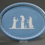 3 Diverse Teile Wedgwood Jasperware Solitaire mit klassischen Bisquitporzellan Reliefs auf hellblauem Fond: Tasse/UT (H. 5cm), Kännchen (H. 6cm) und ovales Tablett (26,5x20cm), England 19.Jh. - photo 2