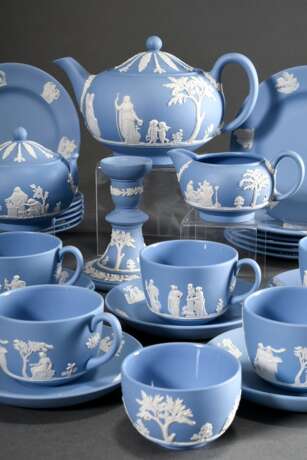 29 Teile Wedgwood Jasperware Teeservice mit klassischen Bisquitporzellan Reliefs auf hellblauem Fond für 12 Personen, England 20.Jh., bestehend aus: 12 Teetassen/UT (H. 6cm), 12 Teller (Ø 16,5cm), 1 Teekanne (H. 14cm), 1… - photo 1