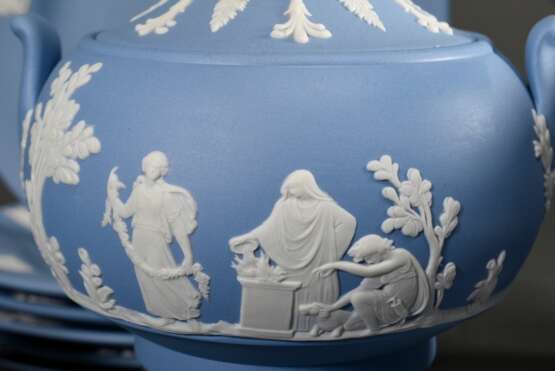 29 Teile Wedgwood Jasperware Teeservice mit klassischen Bisquitporzellan Reliefs auf hellblauem Fond für 12 Personen, England 20.Jh., bestehend aus: 12 Teetassen/UT (H. 6cm), 12 Teller (Ø 16,5cm), 1 Teekanne (H. 14cm), 1… - фото 4