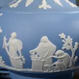 29 Teile Wedgwood Jasperware Teeservice mit klassischen Bisquitporzellan Reliefs auf hellblauem Fond für 12 Personen, England 20.Jh., bestehend aus: 12 Teetassen/UT (H. 6cm), 12 Teller (Ø 16,5cm), 1 Teekanne (H. 14cm), 1… - photo 4