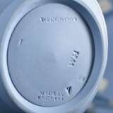 29 Teile Wedgwood Jasperware Teeservice mit klassischen Bisquitporzellan Reliefs auf hellblauem Fond für 12 Personen, England 20.Jh., bestehend aus: 12 Teetassen/UT (H. 6cm), 12 Teller (Ø 16,5cm), 1 Teekanne (H. 14cm), 1… - photo 6