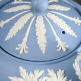 29 Teile Wedgwood Jasperware Teeservice mit klassischen Bisquitporzellan Reliefs auf hellblauem Fond für 12 Personen, England 20.Jh., bestehend aus: 12 Teetassen/UT (H. 6cm), 12 Teller (Ø 16,5cm), 1 Teekanne (H. 14cm), 1… - Foto 7