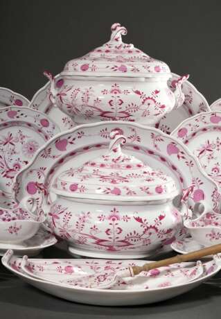 65 Teile seltenes Meissen Speiseservice "Zwiebelmuster Pink", Sonderanfertigung um 1900, bestehend aus: 2 ovale Terrinen mit Rocaillegriffen (H. 23cm, 1x Deckel und Griff best.) mit 1 Unterstand (43x30cm, min. … - фото 1