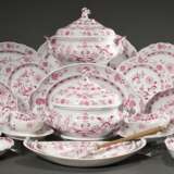 65 Teile seltenes Meissen Speiseservice "Zwiebelmuster Pink", Sonderanfertigung um 1900, bestehend aus: 2 ovale Terrinen mit Rocaillegriffen (H. 23cm, 1x Deckel und Griff best.) mit 1 Unterstand (43x30cm, min. … - фото 3