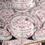 65 Teile seltenes Meissen Speiseservice "Zwiebelmuster Pink", Sonderanfertigung um 1900, bestehend aus: 2 ovale Terrinen mit Rocaillegriffen (H. 23cm, 1x Deckel und Griff best.) mit 1 Unterstand (43x30cm, min. … - фото 5