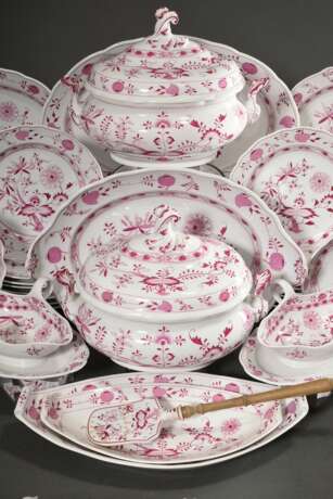 65 Teile seltenes Meissen Speiseservice "Zwiebelmuster Pink", Sonderanfertigung um 1900, bestehend aus: 2 ovale Terrinen mit Rocaillegriffen (H. 23cm, 1x Deckel und Griff best.) mit 1 Unterstand (43x30cm, min. … - фото 5