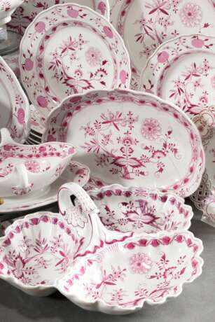 65 Teile seltenes Meissen Speiseservice "Zwiebelmuster Pink", Sonderanfertigung um 1900, bestehend aus: 2 ovale Terrinen mit Rocaillegriffen (H. 23cm, 1x Deckel und Griff best.) mit 1 Unterstand (43x30cm, min. … - фото 6