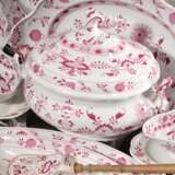 65 Teile seltenes Meissen Speiseservice "Zwiebelmuster Pink", Sonderanfertigung um 1900, bestehend aus: 2 ovale Terrinen mit Rocaillegriffen (H. 23cm, 1x Deckel und Griff best.) mit 1 Unterstand (43x30cm, min. … - Foto 7