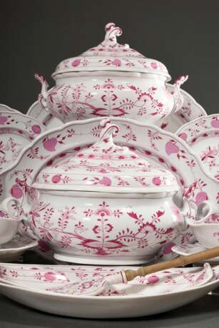 65 Teile seltenes Meissen Speiseservice "Zwiebelmuster Pink", Sonderanfertigung um 1900, bestehend aus: 2 ovale Terrinen mit Rocaillegriffen (H. 23cm, 1x Deckel und Griff best.) mit 1 Unterstand (43x30cm, min. … - фото 13