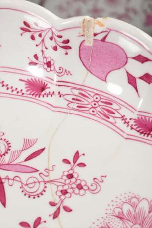 65 Teile seltenes Meissen Speiseservice "Zwiebelmuster Pink", Sonderanfertigung um 1900, bestehend aus: 2 ovale Terrinen mit Rocaillegriffen (H. 23cm, 1x Deckel und Griff best.) mit 1 Unterstand (43x30cm, min. … - фото 18