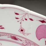65 Teile seltenes Meissen Speiseservice "Zwiebelmuster Pink", Sonderanfertigung um 1900, bestehend aus: 2 ovale Terrinen mit Rocaillegriffen (H. 23cm, 1x Deckel und Griff best.) mit 1 Unterstand (43x30cm, min. … - Foto 27