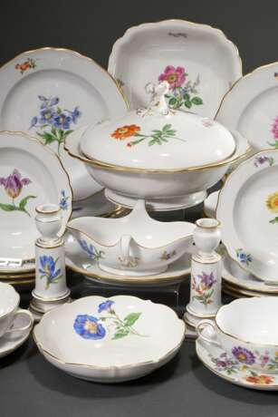 46 Teile Meissen Ergänzungsservice "Deutsche Blume", nach 1950, bestehend aus: 1 Deckelterrine (H. 19cm, Ø 26cm), 1 Sauciere auf festem Unterstand (22x13,5cm), 4 Suppentasse/UT (H. 5,2cm, 1x best.), 8 Speisetel… - фото 1