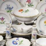 46 Teile Meissen Ergänzungsservice "Deutsche Blume", nach 1950, bestehend aus: 1 Deckelterrine (H. 19cm, Ø 26cm), 1 Sauciere auf festem Unterstand (22x13,5cm), 4 Suppentasse/UT (H. 5,2cm, 1x best.), 8 Speisetel… - фото 1