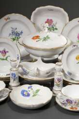 46 Teile Meissen Ergänzungsservice &quot;Deutsche Blume&quot;, nach 1950, bestehend aus: 1 Deckelterrine (H. 19cm, Ø 26cm), 1 Sauciere auf festem Unterstand (22x13,5cm), 4 Suppentasse/UT (H. 5,2cm, 1x best.), 8 Speisetel…