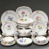 46 Teile Meissen Ergänzungsservice "Deutsche Blume", nach 1950, bestehend aus: 1 Deckelterrine (H. 19cm, Ø 26cm), 1 Sauciere auf festem Unterstand (22x13,5cm), 4 Suppentasse/UT (H. 5,2cm, 1x best.), 8 Speisetel… - фото 2