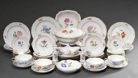 46 Teile Meissen Ergänzungsservice "Deutsche Blume", nach 1950, bestehend aus: 1 Deckelterrine (H. 19cm, Ø 26cm), 1 Sauciere auf festem Unterstand (22x13,5cm), 4 Suppentasse/UT (H. 5,2cm, 1x best.), 8 Speisetel… - photo 2