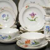 46 Teile Meissen Ergänzungsservice "Deutsche Blume", nach 1950, bestehend aus: 1 Deckelterrine (H. 19cm, Ø 26cm), 1 Sauciere auf festem Unterstand (22x13,5cm), 4 Suppentasse/UT (H. 5,2cm, 1x best.), 8 Speisetel… - фото 4