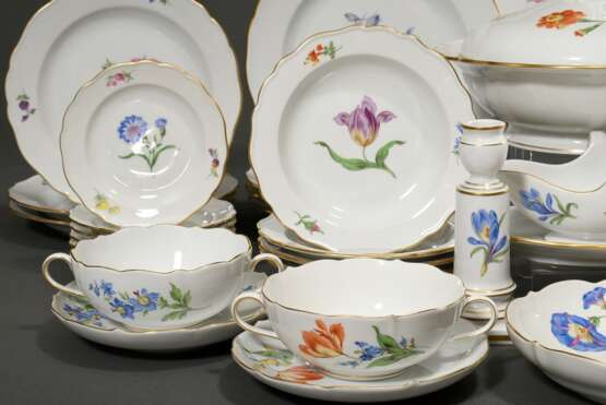 46 Teile Meissen Ergänzungsservice "Deutsche Blume", nach 1950, bestehend aus: 1 Deckelterrine (H. 19cm, Ø 26cm), 1 Sauciere auf festem Unterstand (22x13,5cm), 4 Suppentasse/UT (H. 5,2cm, 1x best.), 8 Speisetel… - photo 4