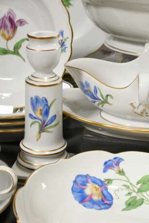 46 Teile Meissen Ergänzungsservice "Deutsche Blume", nach 1950, bestehend aus: 1 Deckelterrine (H. 19cm, Ø 26cm), 1 Sauciere auf festem Unterstand (22x13,5cm), 4 Suppentasse/UT (H. 5,2cm, 1x best.), 8 Speisetel… - фото 5