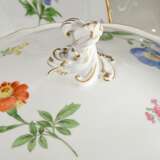 46 Teile Meissen Ergänzungsservice "Deutsche Blume", nach 1950, bestehend aus: 1 Deckelterrine (H. 19cm, Ø 26cm), 1 Sauciere auf festem Unterstand (22x13,5cm), 4 Suppentasse/UT (H. 5,2cm, 1x best.), 8 Speisetel… - фото 6