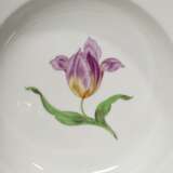 46 Teile Meissen Ergänzungsservice "Deutsche Blume", nach 1950, bestehend aus: 1 Deckelterrine (H. 19cm, Ø 26cm), 1 Sauciere auf festem Unterstand (22x13,5cm), 4 Suppentasse/UT (H. 5,2cm, 1x best.), 8 Speisetel… - photo 7