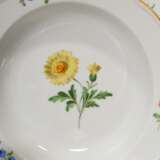 46 Teile Meissen Ergänzungsservice "Deutsche Blume", nach 1950, bestehend aus: 1 Deckelterrine (H. 19cm, Ø 26cm), 1 Sauciere auf festem Unterstand (22x13,5cm), 4 Suppentasse/UT (H. 5,2cm, 1x best.), 8 Speisetel… - фото 8