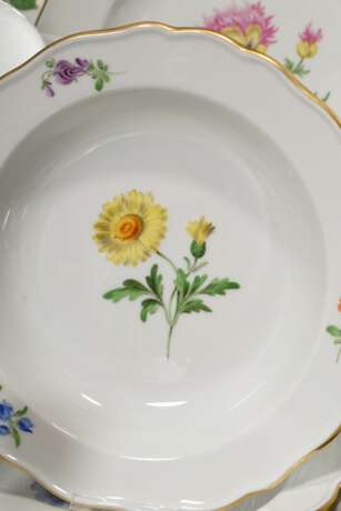 46 Teile Meissen Ergänzungsservice "Deutsche Blume", nach 1950, bestehend aus: 1 Deckelterrine (H. 19cm, Ø 26cm), 1 Sauciere auf festem Unterstand (22x13,5cm), 4 Suppentasse/UT (H. 5,2cm, 1x best.), 8 Speisetel… - photo 8