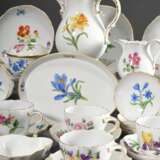 34 Teile Meissen Mokkaservice "Deutsche Blume", nach 1950, bestehend aus: 1 Mokkakanne (H. 17cm, Rose best. 2 Schleifstr.), 10 Mokkatassen/UT (H. 5,2cm, 10x 2 Schleifstr.), 7 Gebäcktellerteller (13,6/15,4cm, 1x… - photo 1