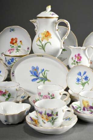 34 Teile Meissen Mokkaservice "Deutsche Blume", nach 1950, bestehend aus: 1 Mokkakanne (H. 17cm, Rose best. 2 Schleifstr.), 10 Mokkatassen/UT (H. 5,2cm, 10x 2 Schleifstr.), 7 Gebäcktellerteller (13,6/15,4cm, 1x… - Foto 1