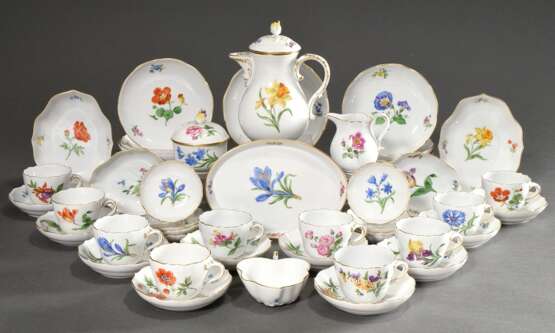 34 Teile Meissen Mokkaservice "Deutsche Blume", nach 1950, bestehend aus: 1 Mokkakanne (H. 17cm, Rose best. 2 Schleifstr.), 10 Mokkatassen/UT (H. 5,2cm, 10x 2 Schleifstr.), 7 Gebäcktellerteller (13,6/15,4cm, 1x… - Foto 2